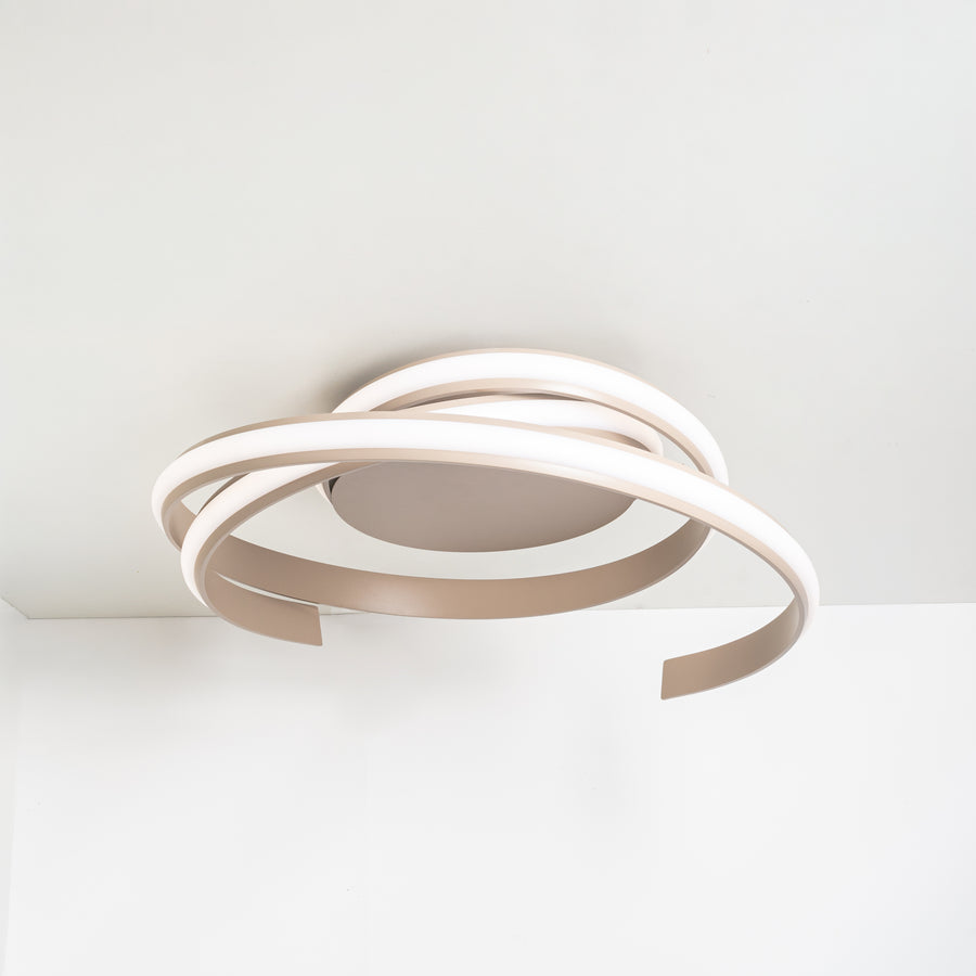 Plafonnier beige monté au plafond, rubans entrelacés en éclairage modéré.