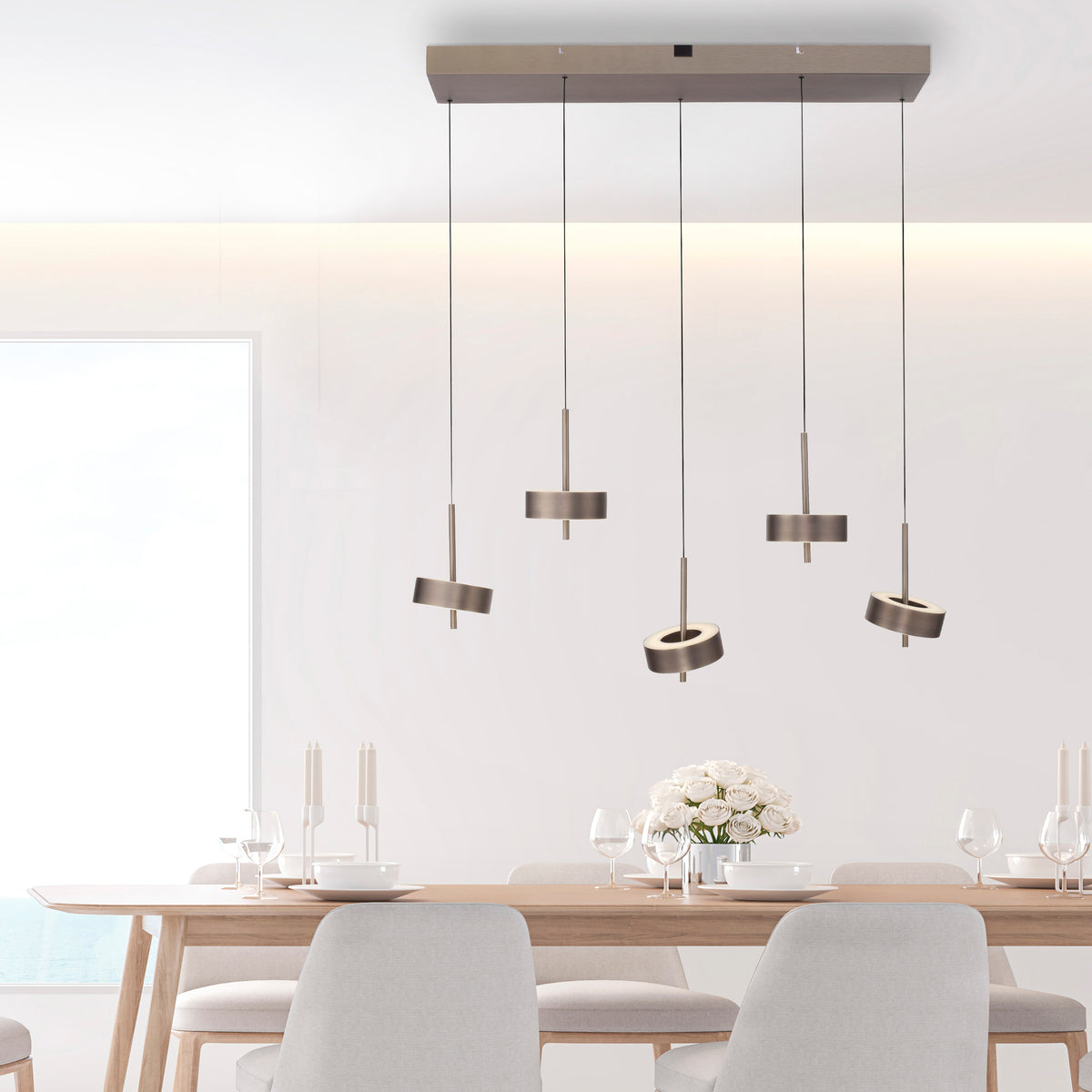 Suspension installée au-dessus d'une table de salle à manger en bois, intérieur lumineux.