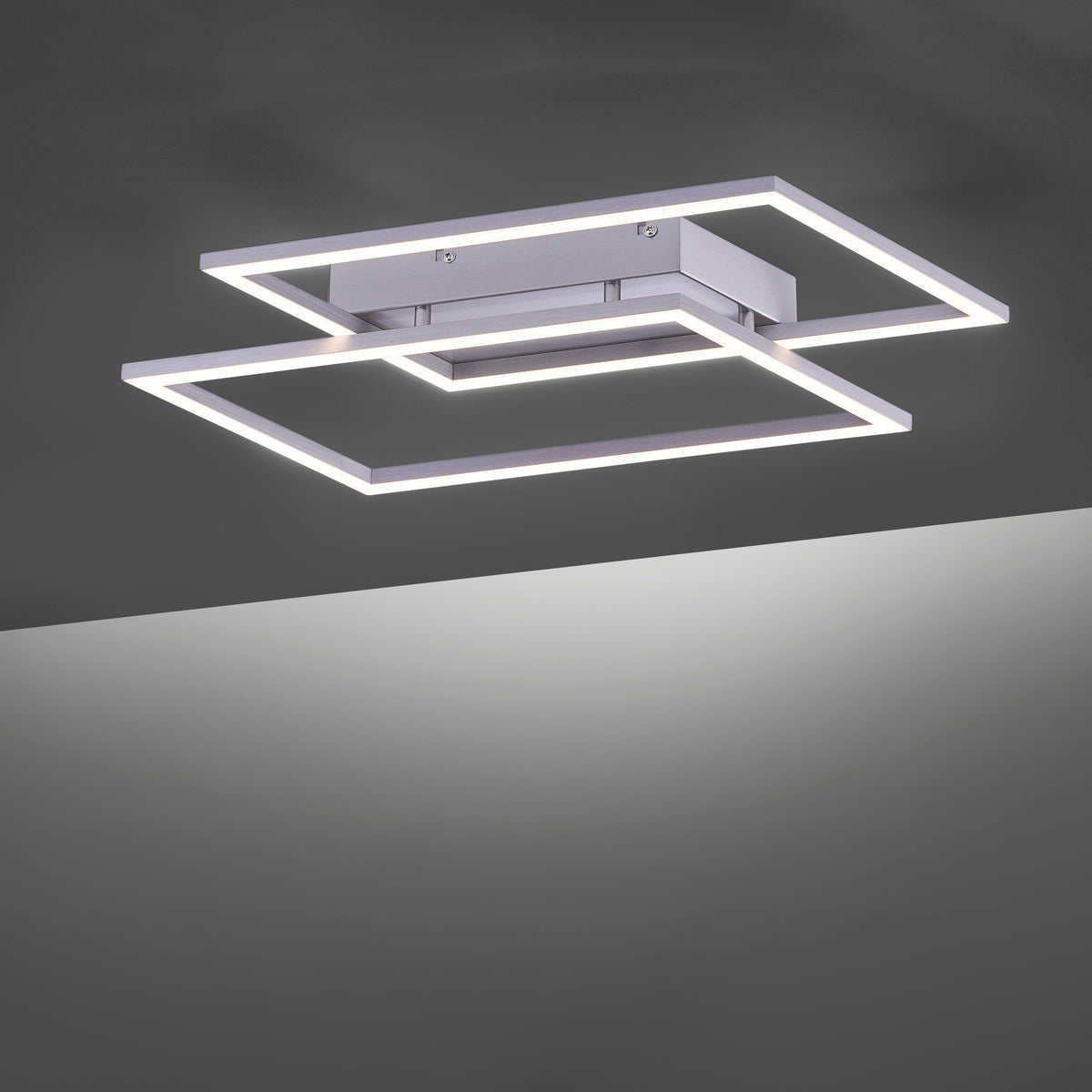 Gros plan des deux carrés lumineux entrecroisés, bandeaux LED allumés.