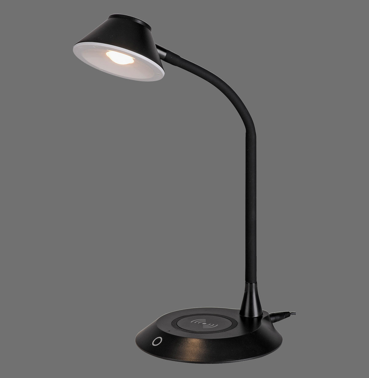 Lampe à poser noire de profil, tête conique et socle rond avec chargeur sans fil