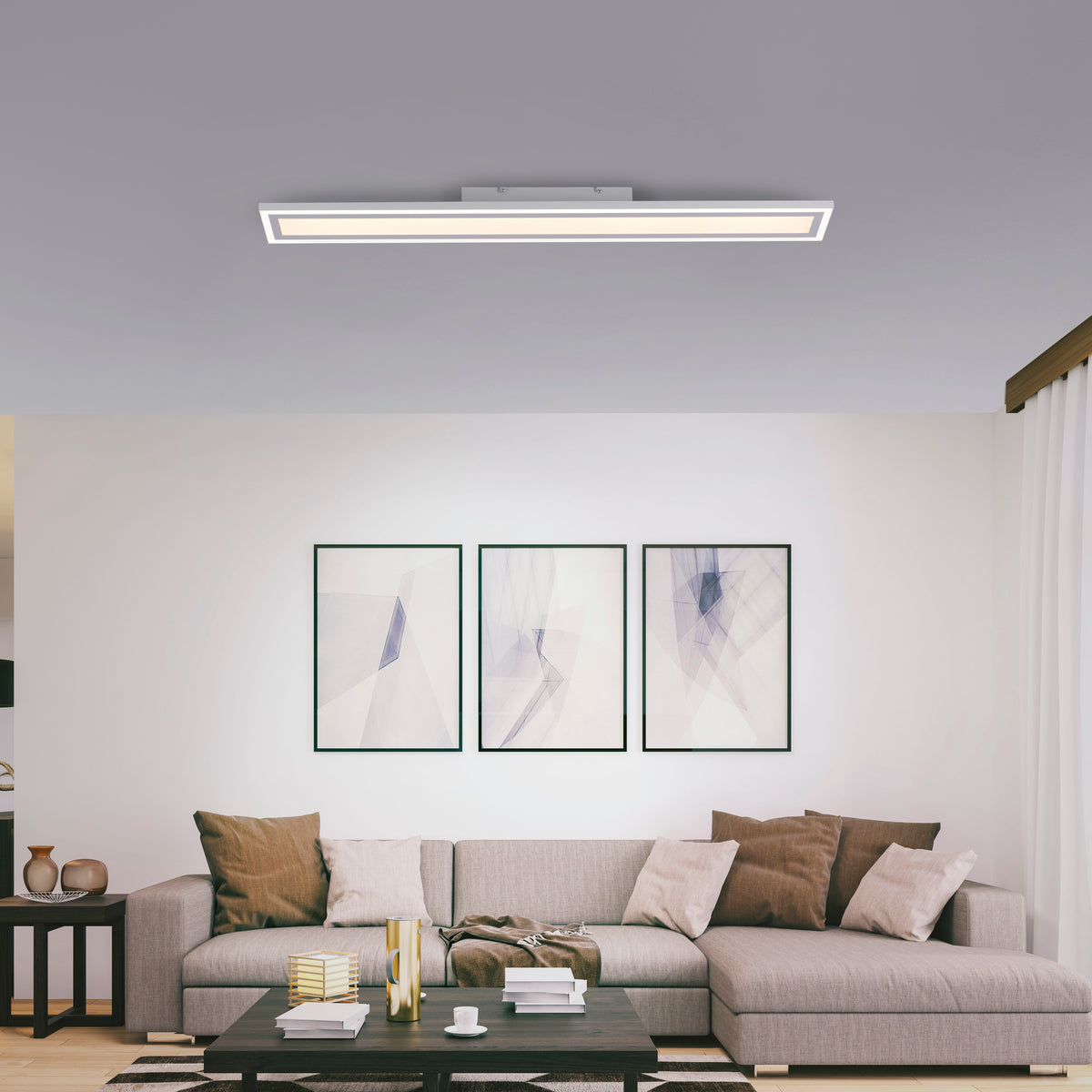 Mise en ambiance du plafonnier blanc fixé au plafond dans un salon moderne.