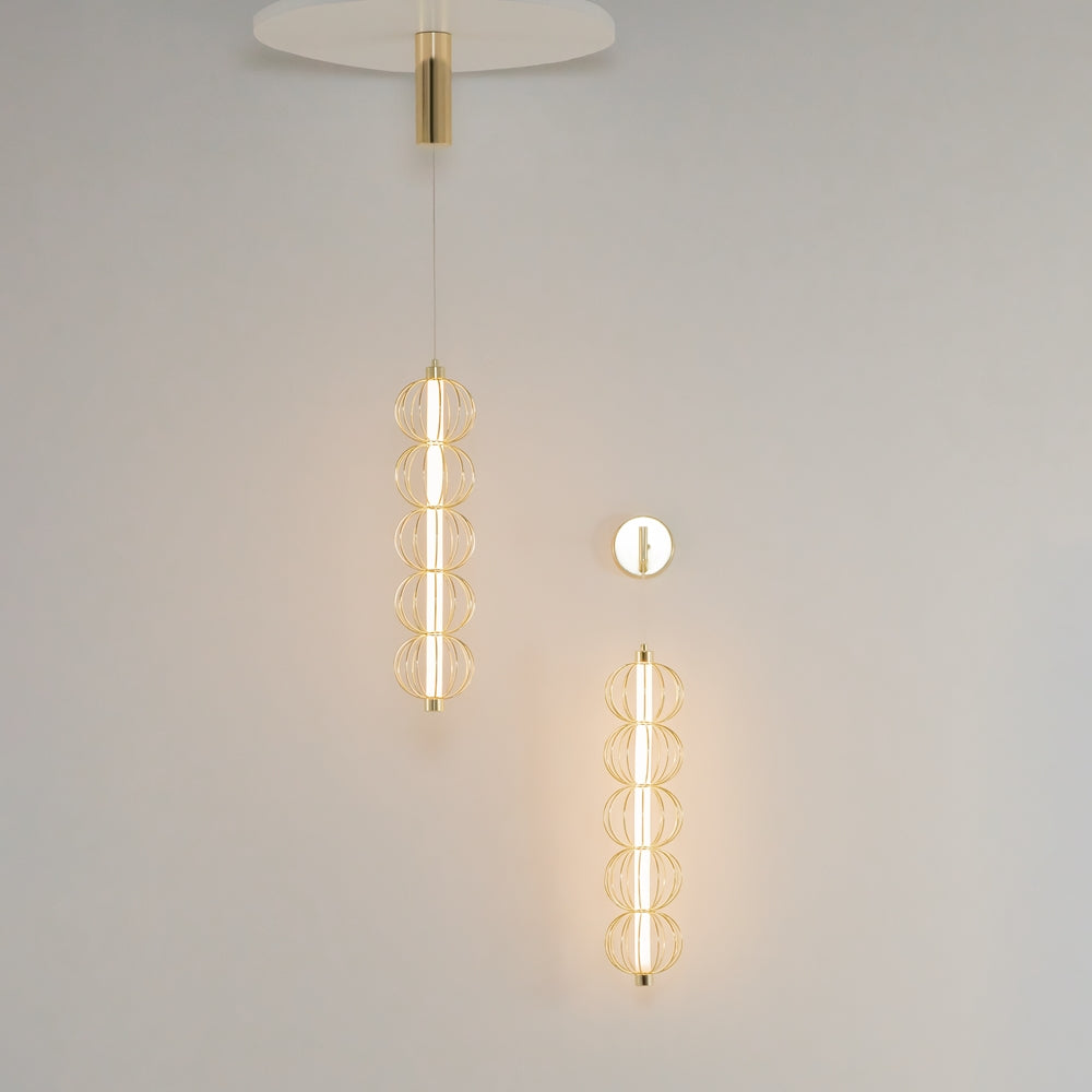 Mise en ambiance avec suspension et applique murale assortie allumées