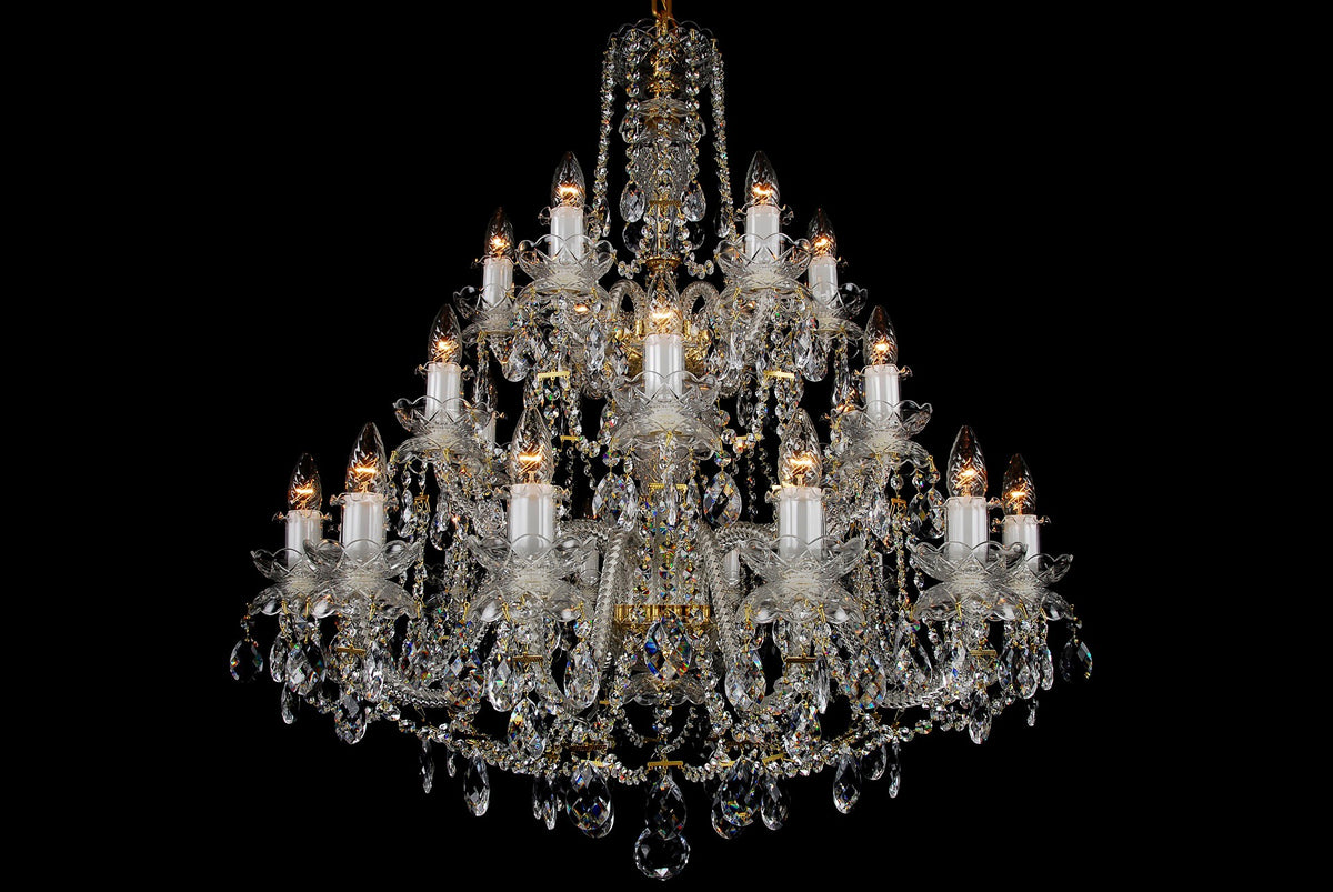 Lustre en cristal à plusieurs étages, bras recourbés et pendeloques, fond noir