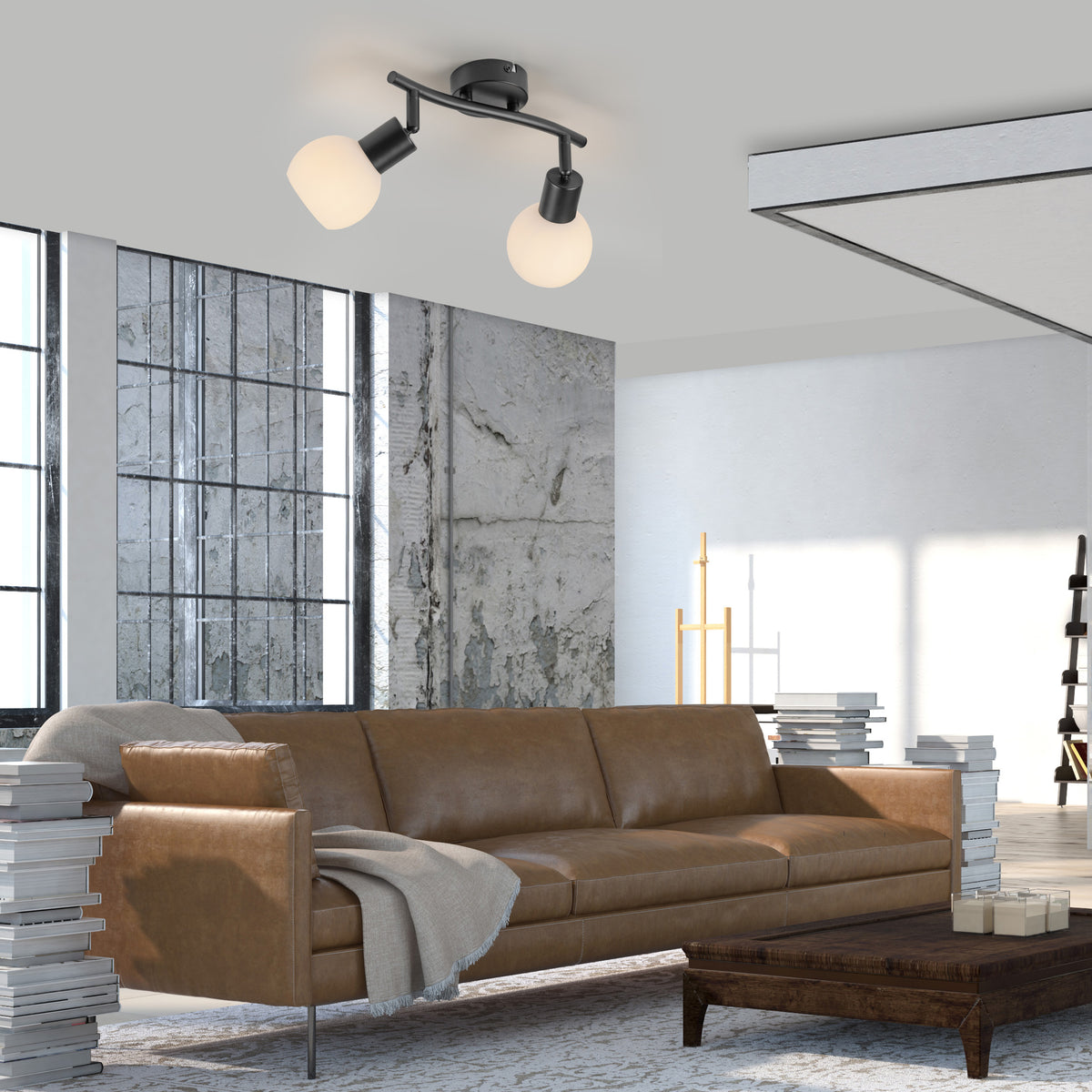 Mise en ambiance dans un salon moderne, plafonnier fixé au plafond au-dessus d'un canapé en cuir.