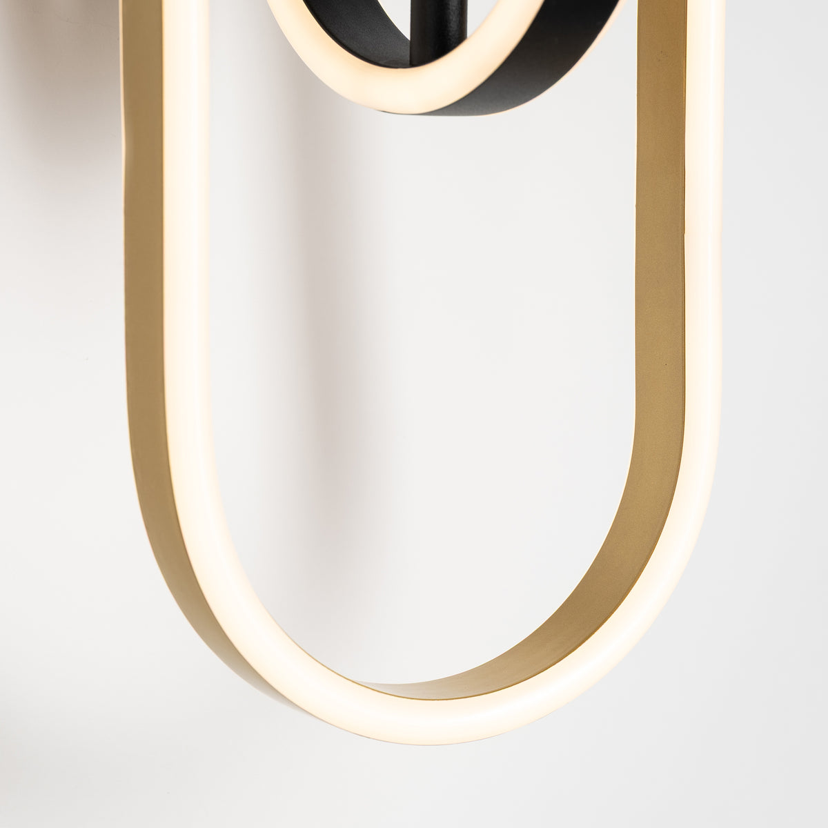 Détail de la finition dorée et du bandeau lumineux blanc d'un anneau