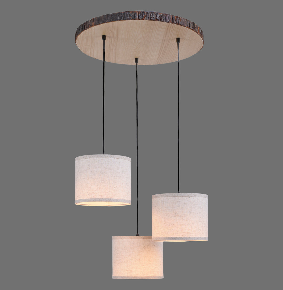 Vue de face du plafonnier trois lumières sur fond gris, abat-jours textiles cylindriques.