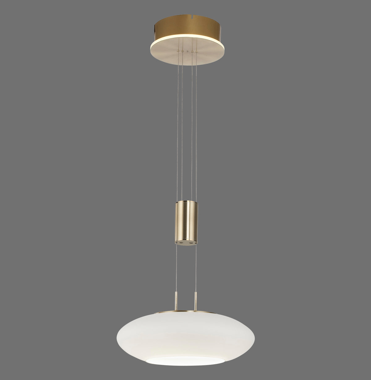Suspension laiton mat et verre blanc, vue de face sur fond gris