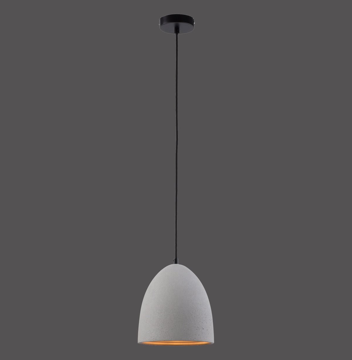 Suspension en béton gris, vue de face sur fond gris foncé, câble noir et diffuseur lumineux.