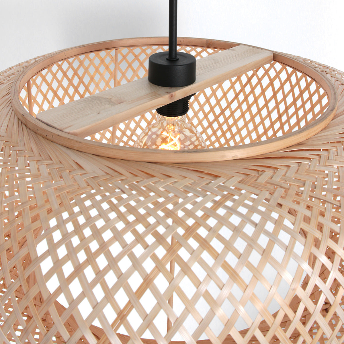Détail du tressage en bambou de la suspension Maze, vue de dessus | Designix
