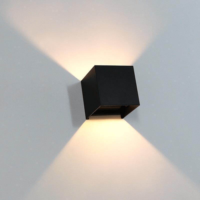 Applique cube Uaso allumée, double faisceau up and down sur le mur