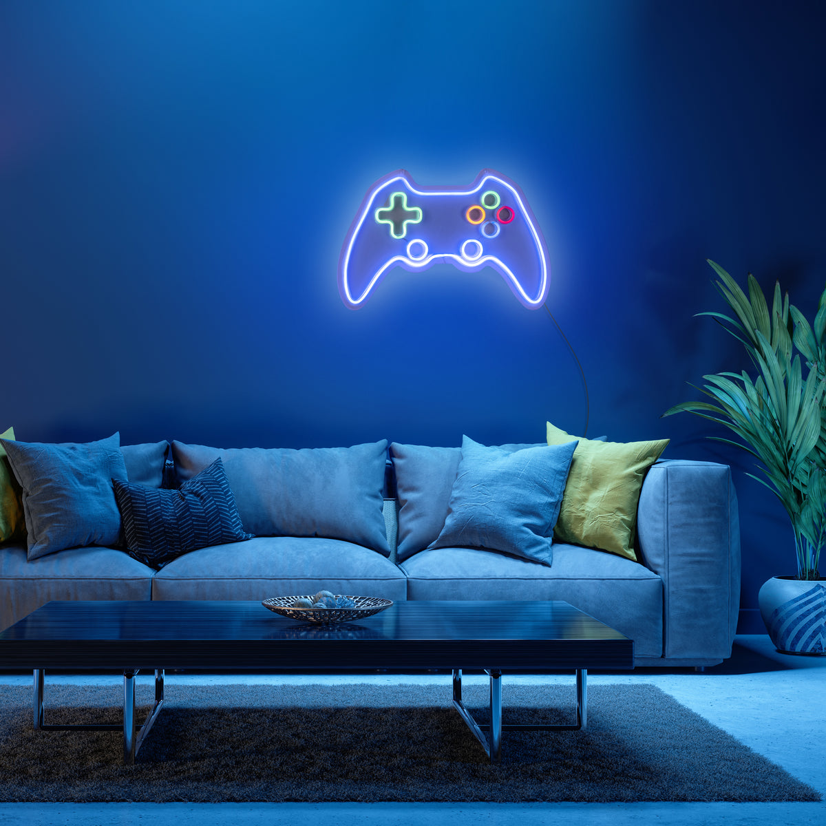 Mise en ambiance dans un salon bleu, applique manette néon allumée au mur.