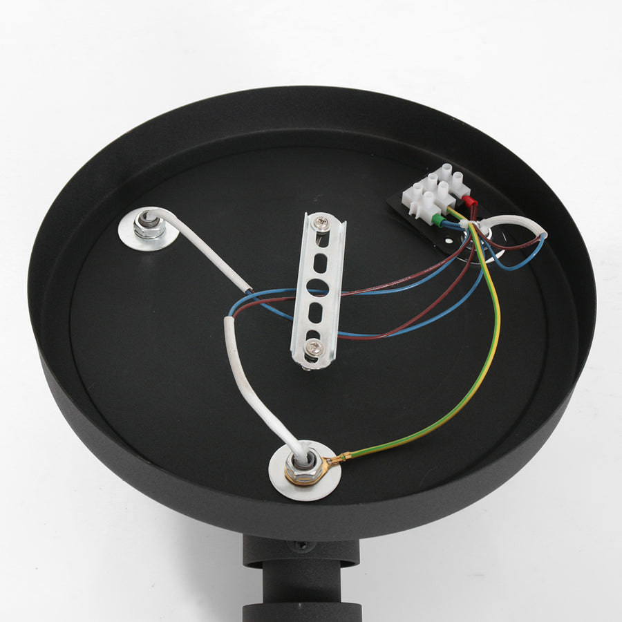 Intérieur de la base montrant le bornier et le câblage électrique