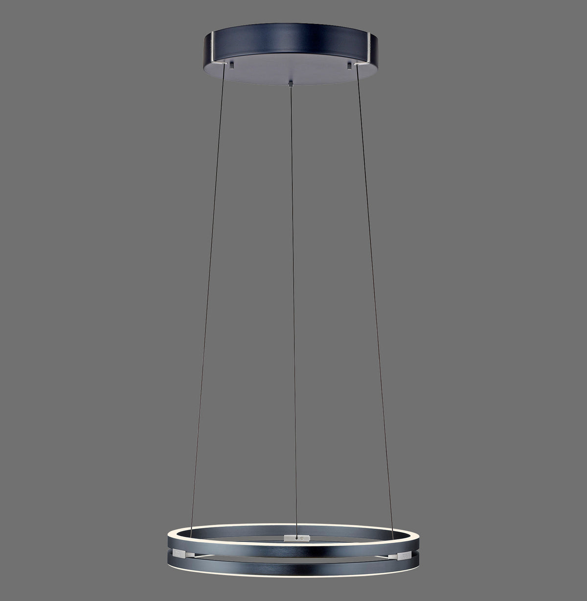 Suspension anneau bleu nuit vue de face sur fond gris neutre