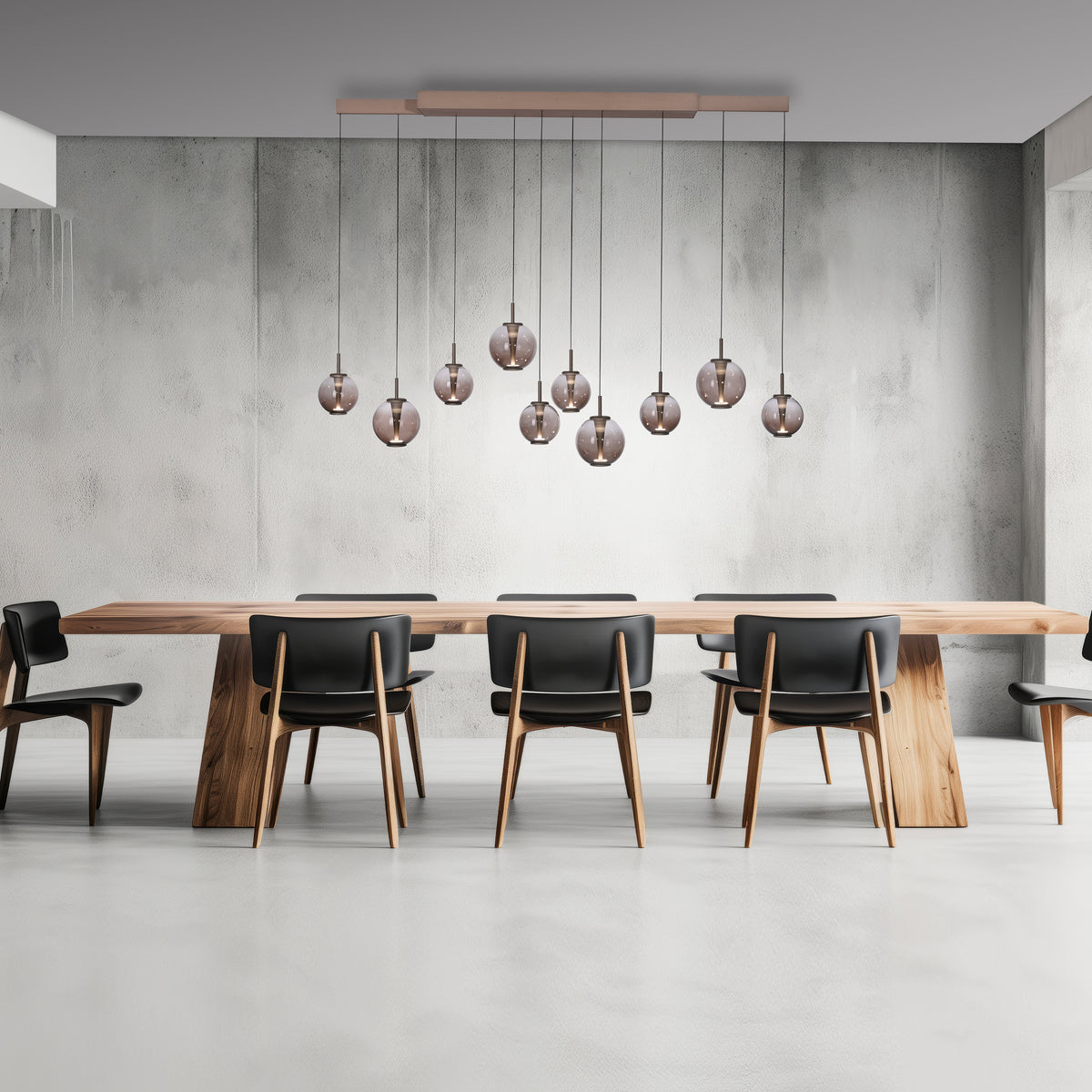 Suspension allumée au-dessus d'une table en bois massif dans une salle à manger minimaliste