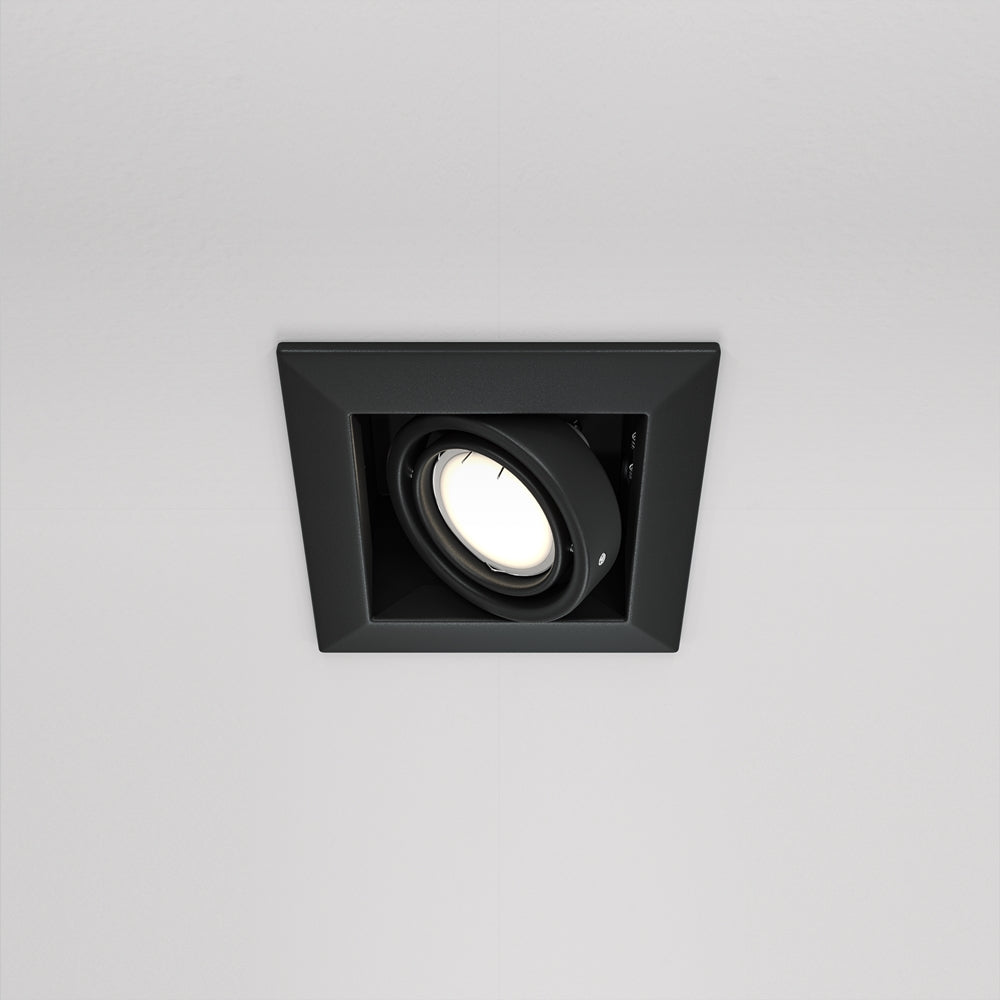 Spot encastré carré noir orientable, vue de face au plafond blanc