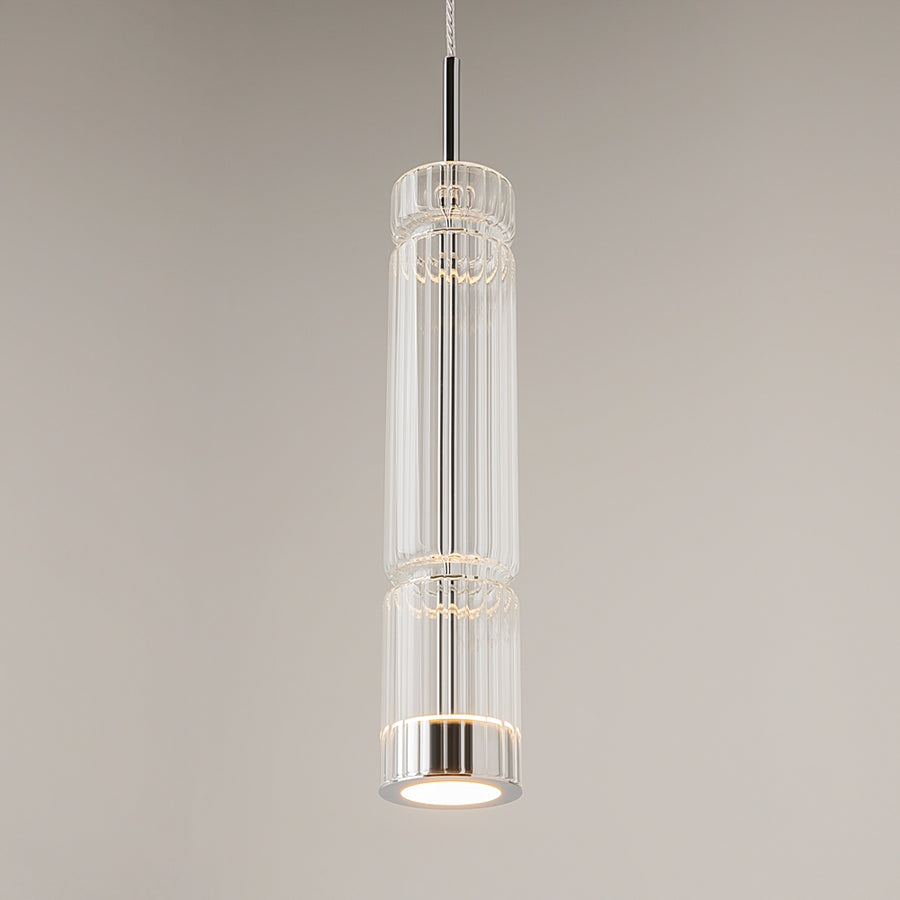 Vue rapprochée du tube de verre cannelé, LED interne et reflets métalliques