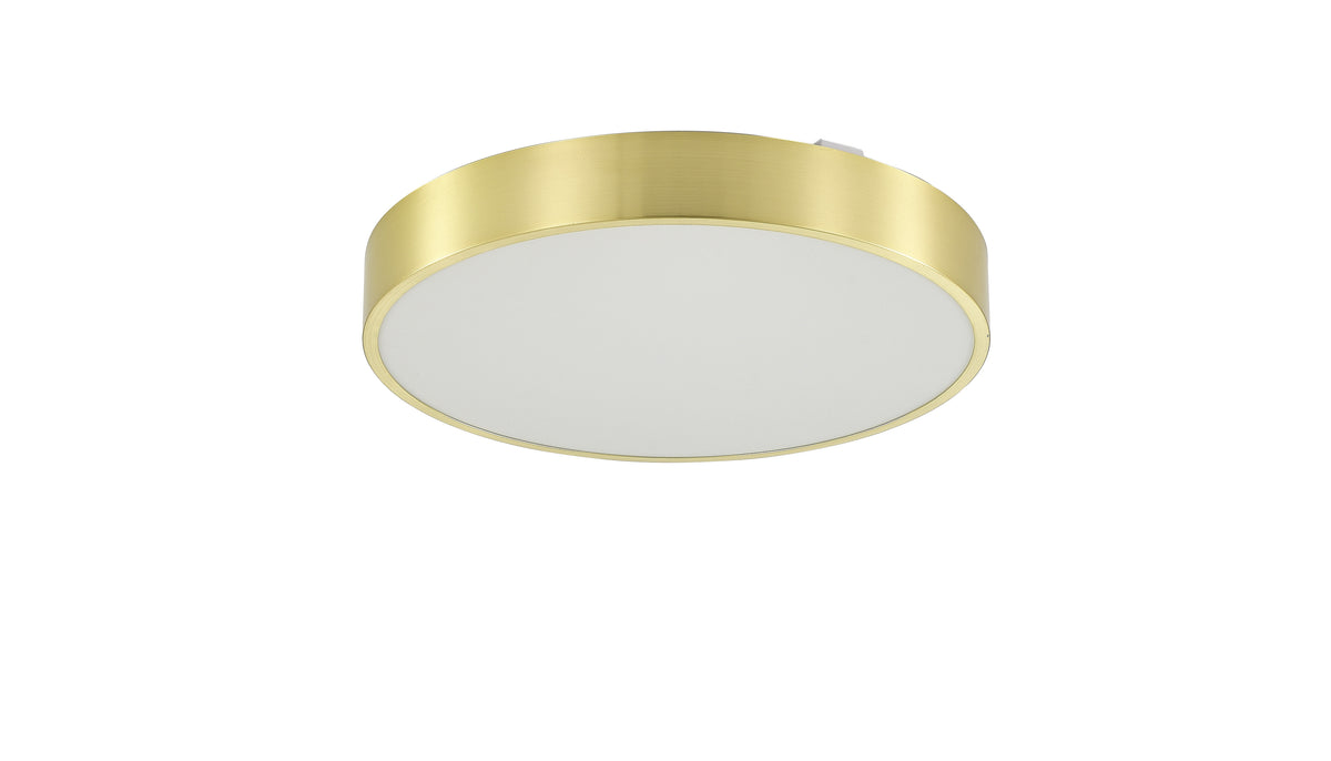 Plafonnier doré rond vu de trois quarts, finition brossée et diffuseur blanc opale
