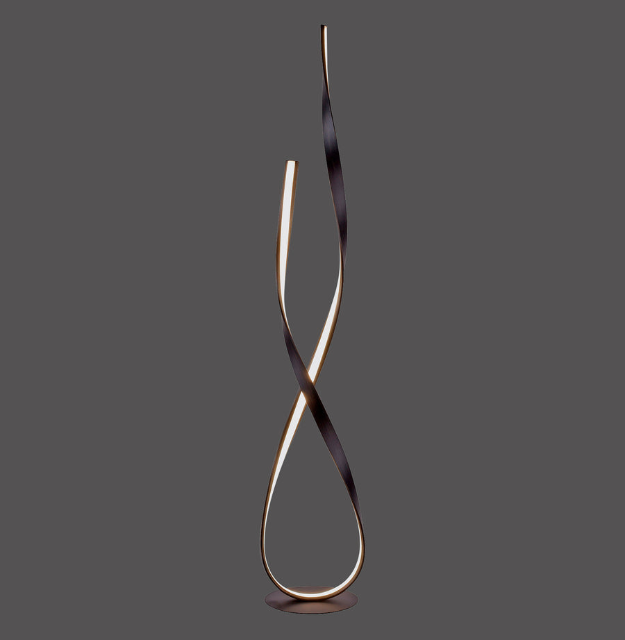 Lampadaire doré au design torsadé, présenté de face sur fond gris anthracite.