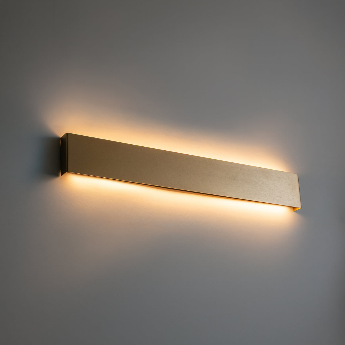 Applique murale allumée diffusant une lumière chaude vers le haut et le bas