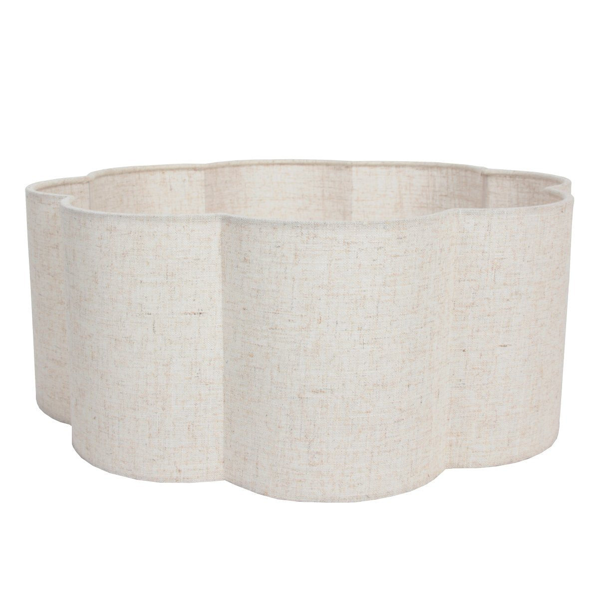 Abat-jour seul en tissu crème, forme ondulée festonnée vue de dessus.