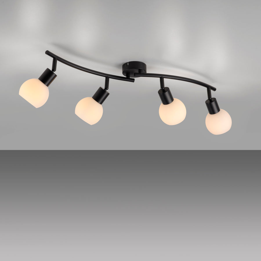 Vue de dessous montrant les quatre spots orientables éclairant un plafond gris