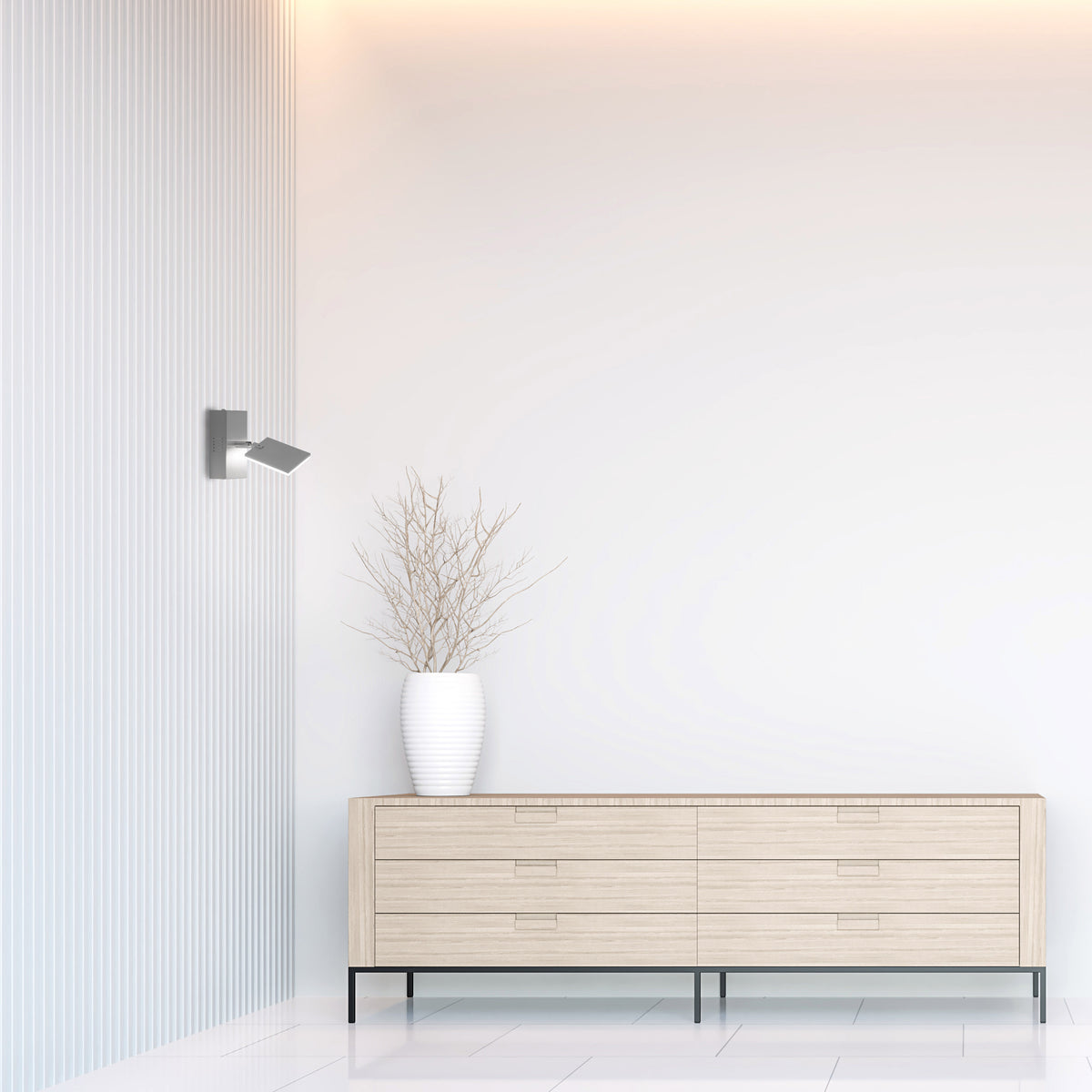 Mise en ambiance dans un intérieur épuré, applique fixée au mur au-dessus d'un meuble.