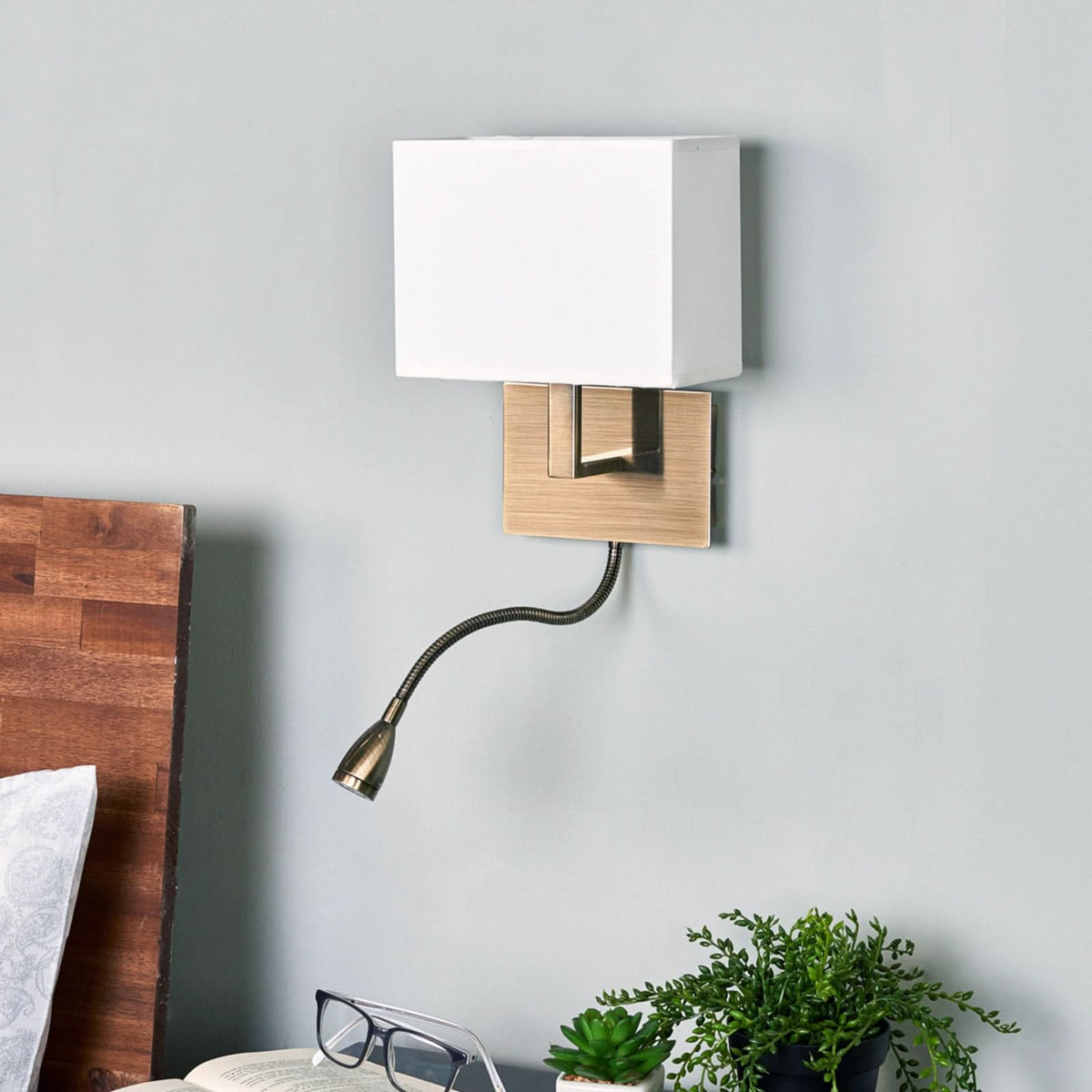 Applique murale Dario en tissu, laiton ancien et blanc, hauteur 25 cm