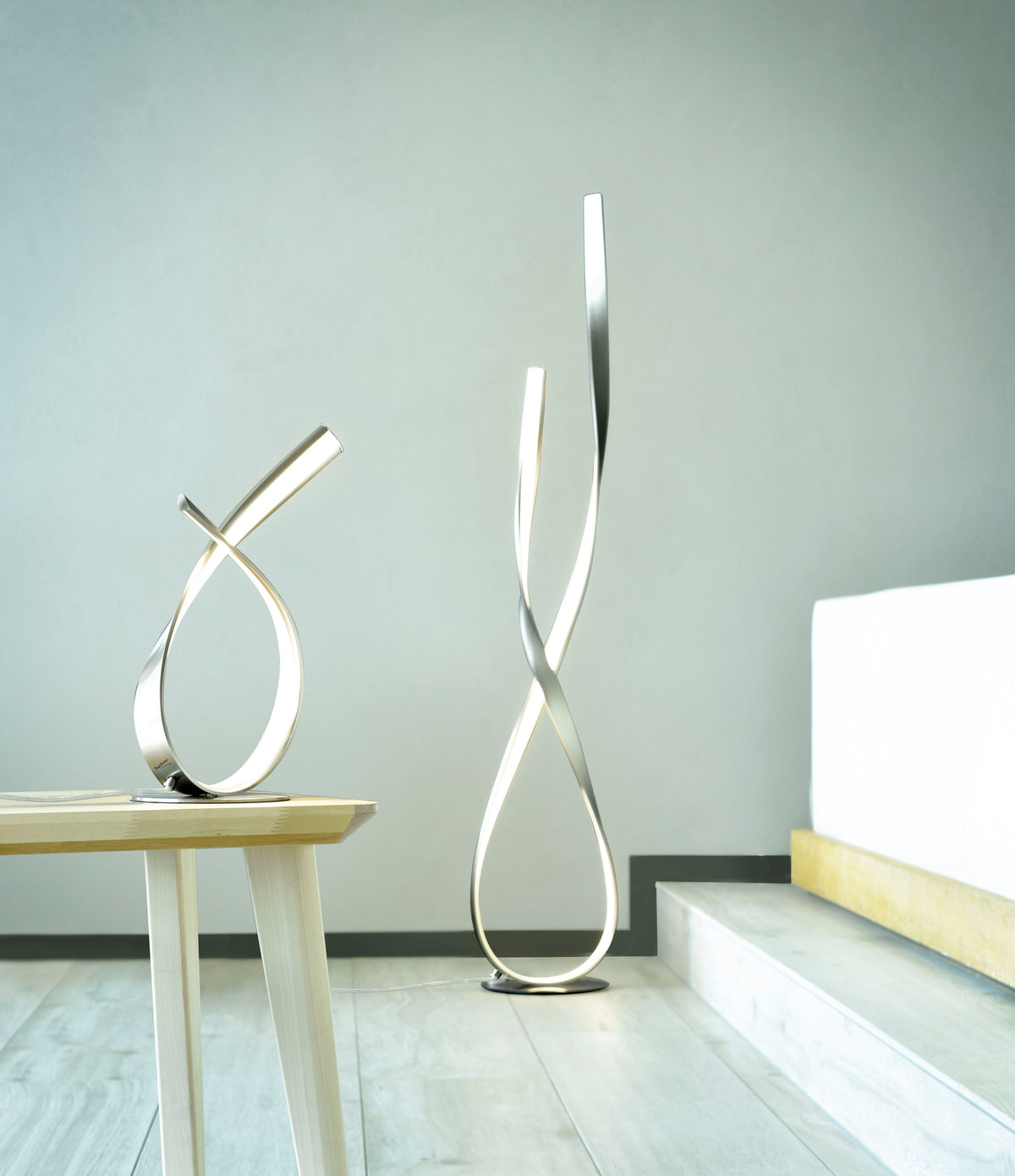 Mise en ambiance avec lampe à poser sur table et lampadaire assorti
