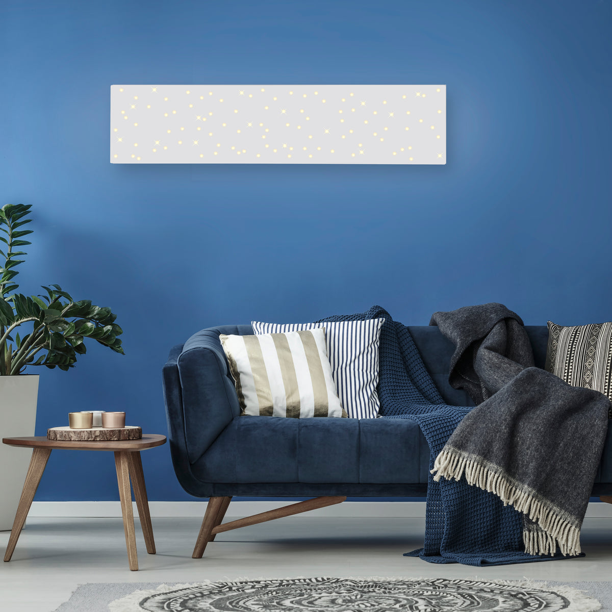 Mise en ambiance salon bleu avec plafonnier allumé fixé au mur.