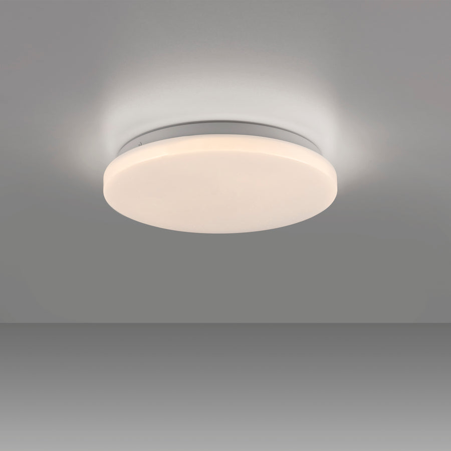 Plafonnier allumé fixé au plafond, halo de lumière chaude diffusée