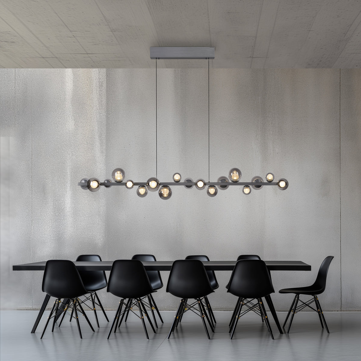 Mise en ambiance au-dessus d'une table de salle à manger en béton ciré