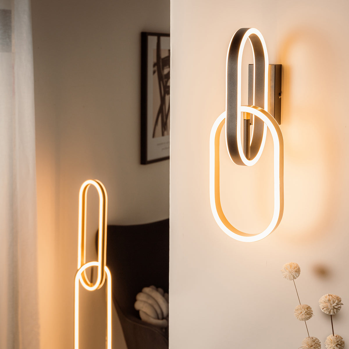 Vue d'ensemble dans un intérieur, applique allumée près d'un miroir et d'un cadre