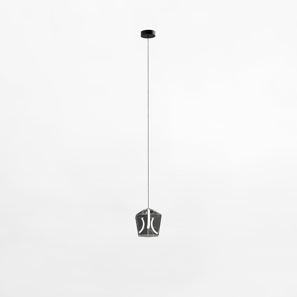 Suspension en verre fumé à facettes, suspendue par un câble fin, sur fond clair.