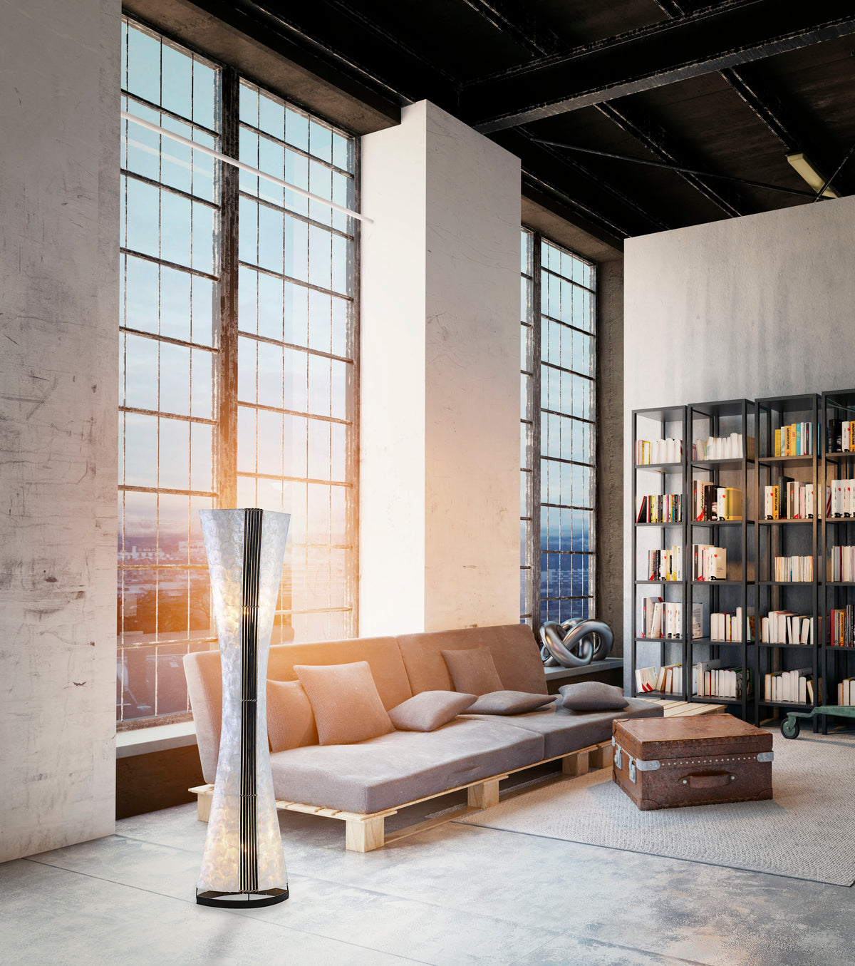 Mise en ambiance dans un loft industriel, lampadaire près d'un canapé beige