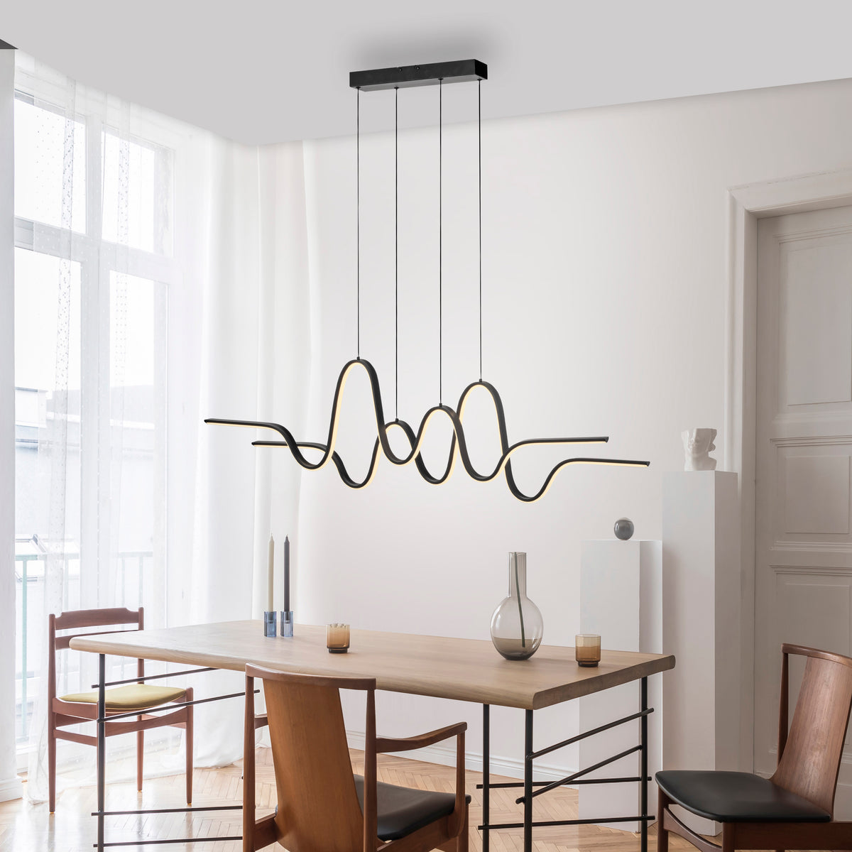 Mise en ambiance au-dessus d'une table à manger dans un intérieur clair