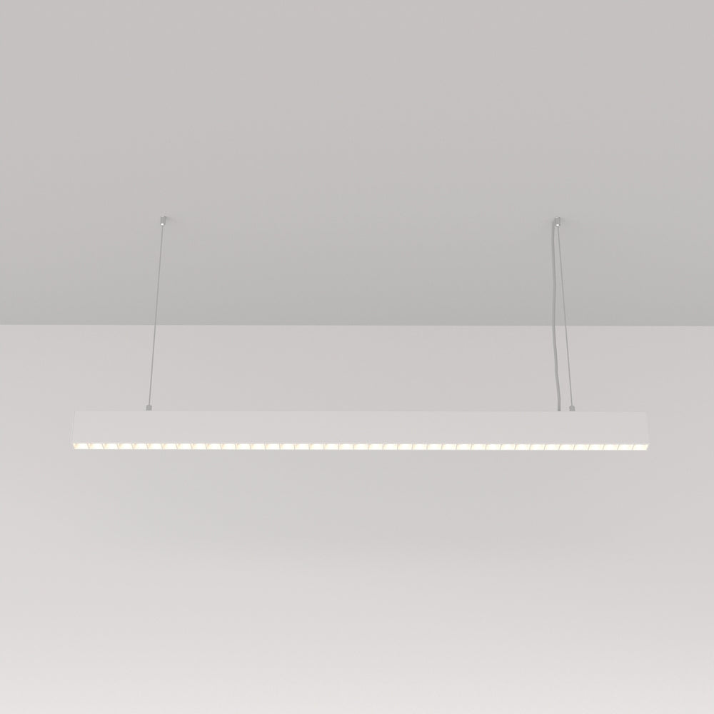 Luminaire linéaire blanc suspendu vu de face sous un plafond clair
