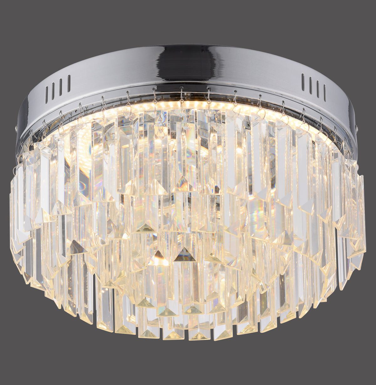 Plafonnier rond chromé garni de pendants de cristal, vue de face sur fond gris