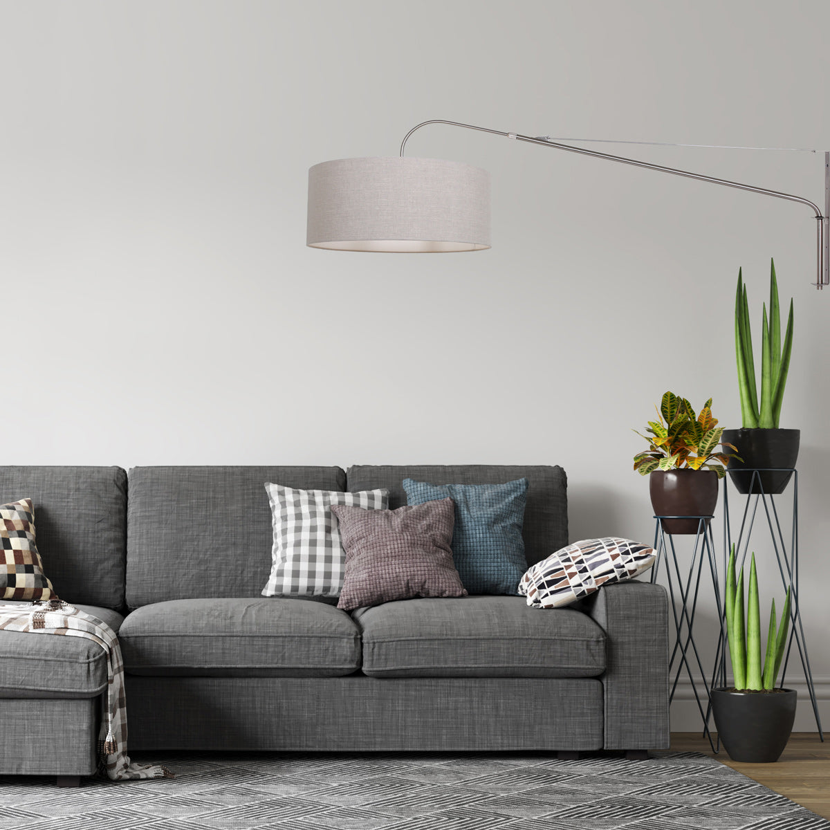 Applique murale grise au-dessus d'un canapé gris, abat-jour en lin Ø 50 cm en situation – Designix.fr