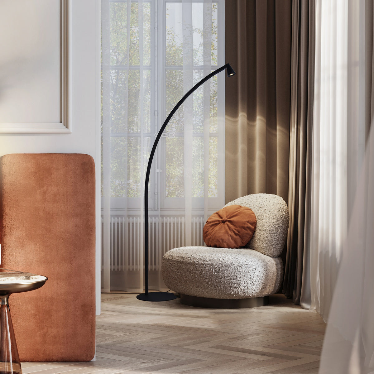 Lampadaire arqué noir installé près d'une fenêtre dans un salon contemporain avec fauteuil bouclé