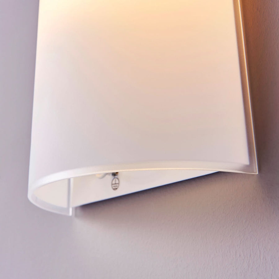Applique murale Discrète Giulia en verre, transparent satiné, hauteur 25 cm