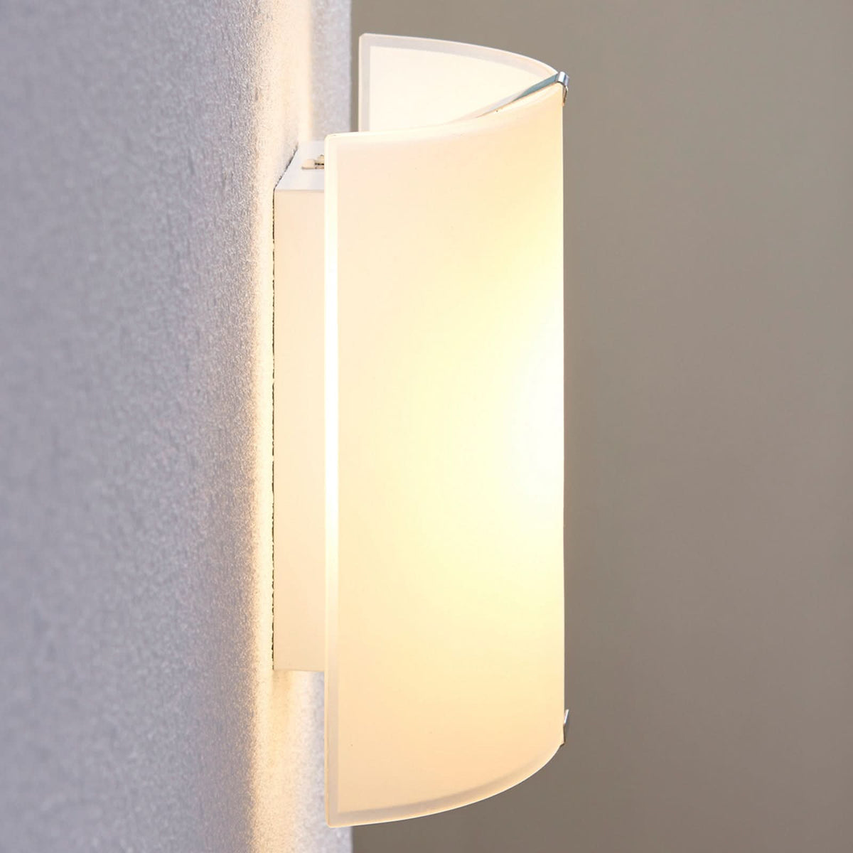 Applique murale LED Helmi en verre, transparent satiné, hauteur 21 cm