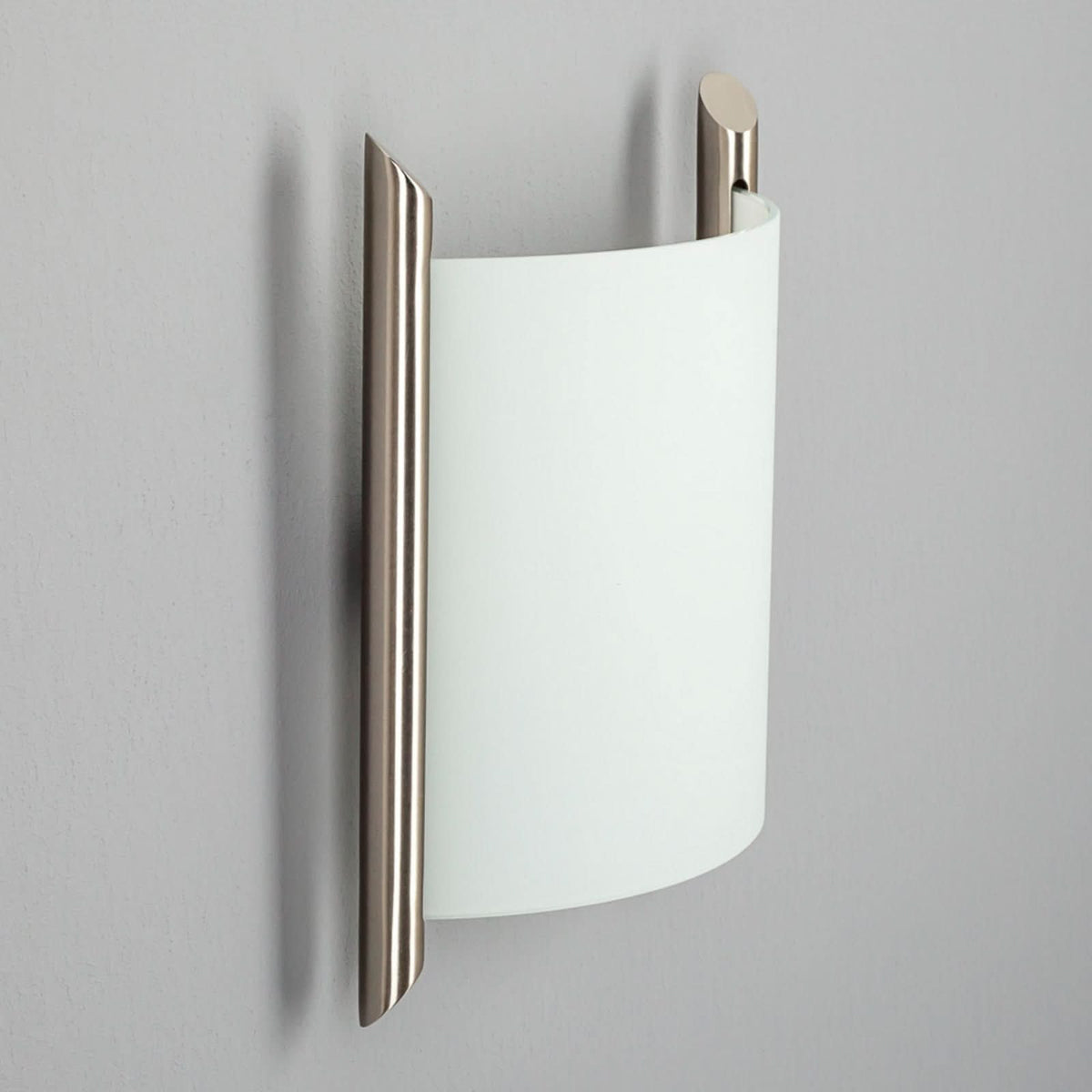 Applique murale Filippa en verre, blanc satiné et nickel satiné, hauteur 25 cm