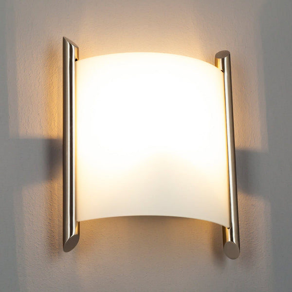 Applique murale Filippa en verre, blanc satiné et nickel satiné, hauteur 25 cm