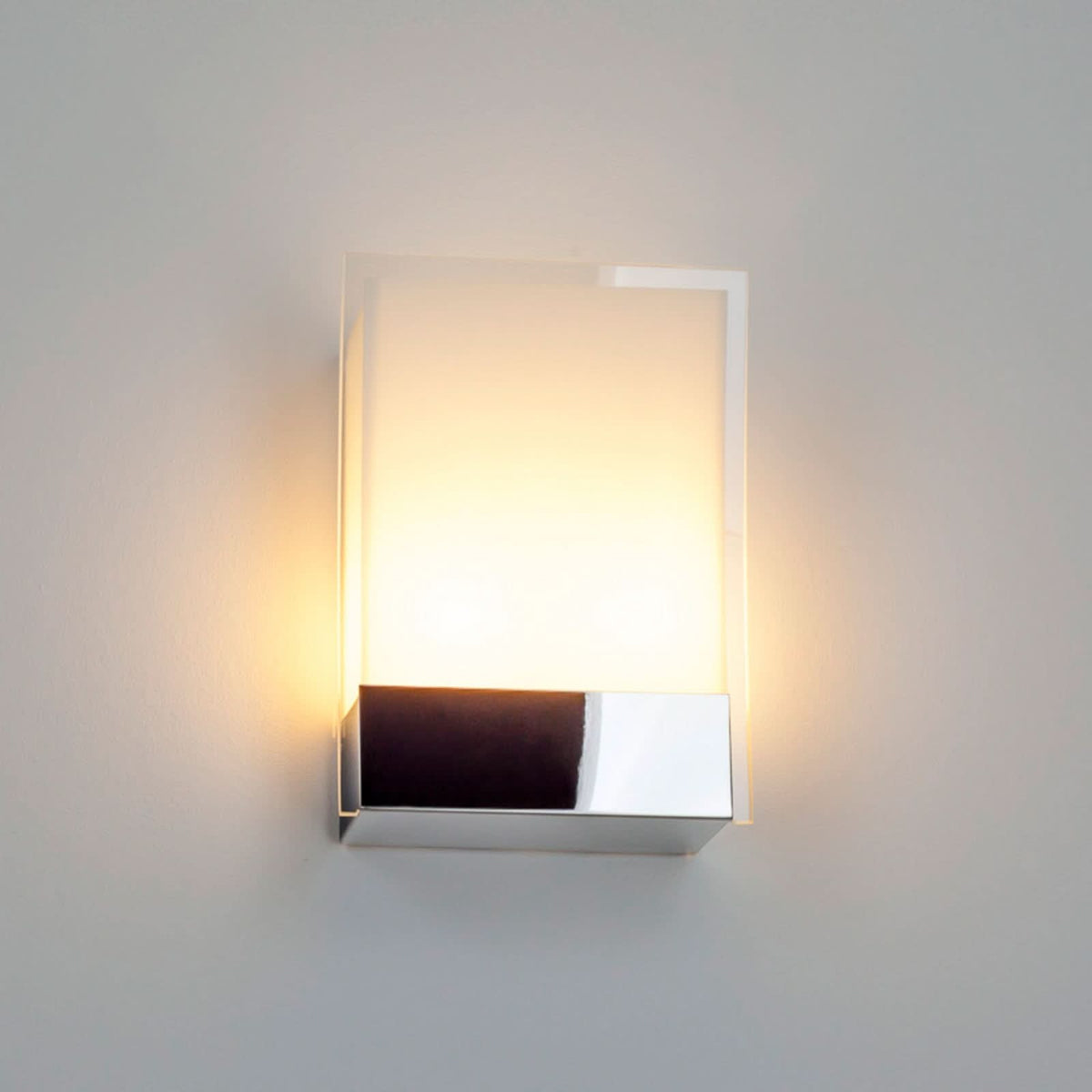Applique murale Malthe en verre, blanc satiné et chromé, 2 lumières, hauteur 26,5 cm