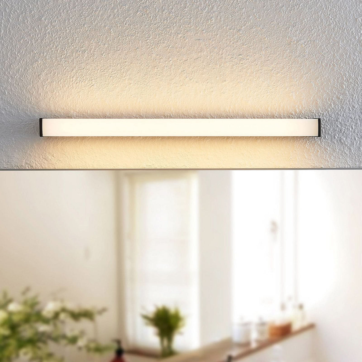 Applique murale LED Ulisan en aluminium, noir mat et blanc, hauteur 4 cm, IP44, 3000 K, 7,2 W