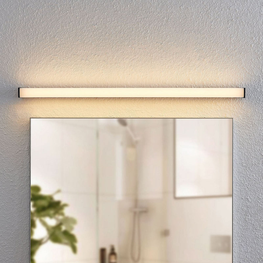 Applique murale LED Ulisan en aluminium, noir mat et blanc, hauteur 4 cm, IP44, 3000 K, 11 W