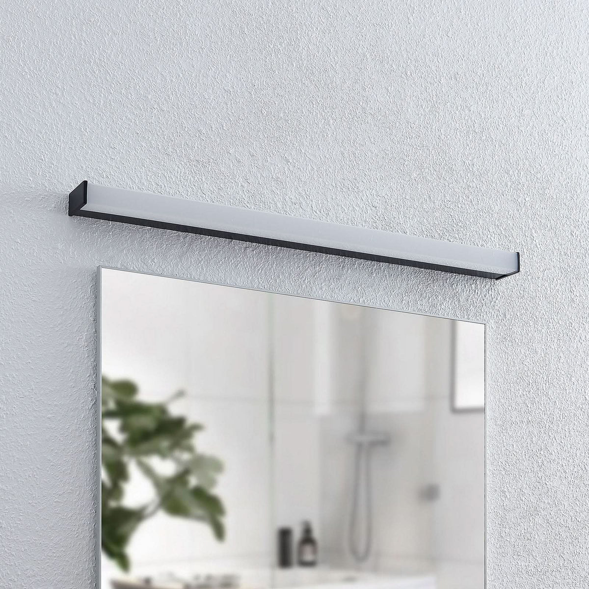 Applique murale LED Ulisan en aluminium, noir mat et blanc, hauteur 4 cm, IP44, 3000 K, 11 W