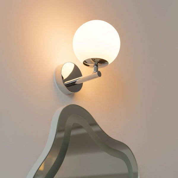 Applique murale LED Maviris en verre, chromé et blanc, hauteur 16,9 cm, IP44
