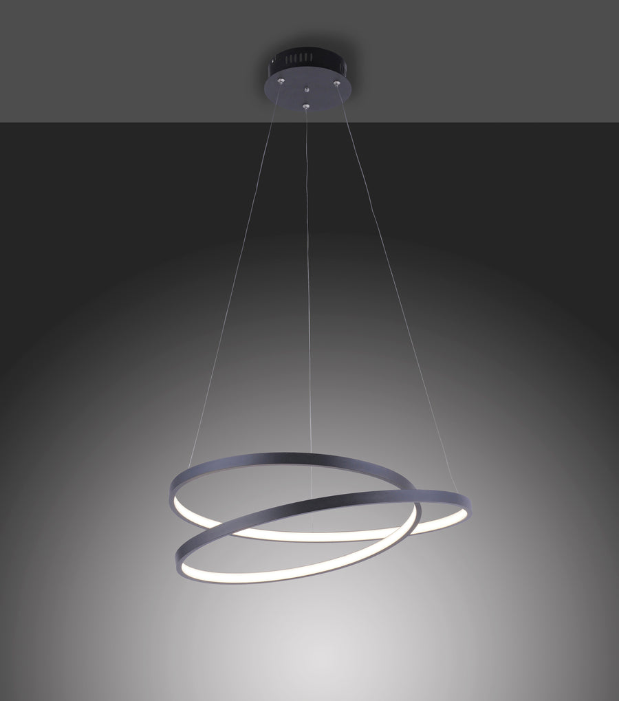 Vue du luminaire allumé sur fond sombre, anneaux LED blancs