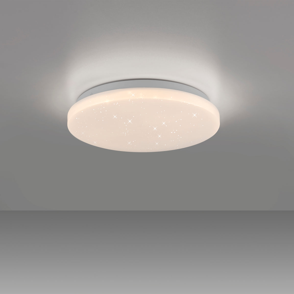 Plafonnier allumé au plafond diffusant un halo de lumière chaude